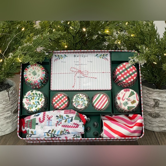 Meri Meri Sweet Treats Bakery Tin w/Recipe Cards, Apron, Cupcake Liners&More NWT - Picture 5 of 13